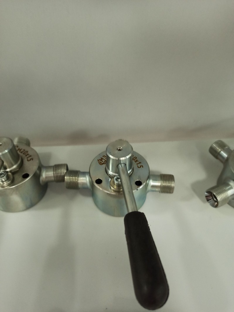 Кран гидравлический 3-х ходовой, м20х1,5 (нар.резьба) МИАС сталь. — 1